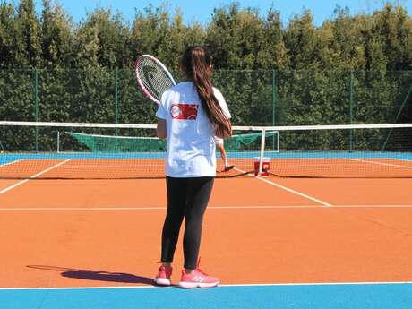 Cursos y clases de tenis para niños en Loix Tennis Couardais