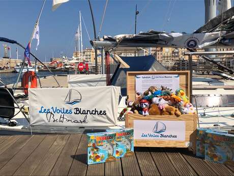 Ankunft des "Weißen Piraten" in Saint-Tropez / Wohltätigkeitsaktion "Les Voiles Blanches" (Die weißen Segel)