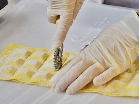 Atelier de fabrication des raviolis au Citron de Menton