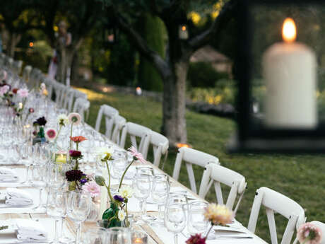 La grande table des jardins à La Commanderie de Peyrassol