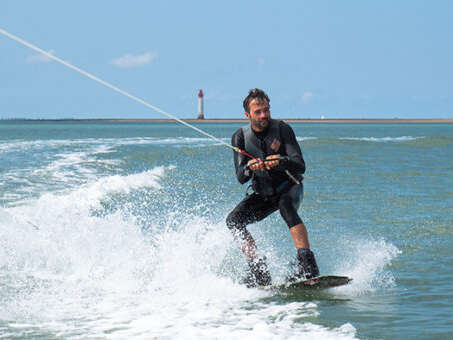 Wakeboarding and wakesurfing, a gliding sensation with Ré Glisse