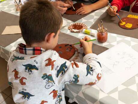 Atelier enfant "Modelage d’un œuf en argile et décor gravé"