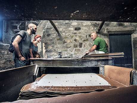 Visites et Ateliers d'initiation papier au moulin Richard de Bas