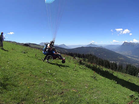 Handisport : Baptême de l'air en parapente pour personnes à mobilité réduite (PMR)