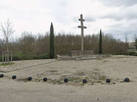 Stèle du Pont Troué à Massanes