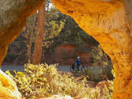 GARGAS - ROUSSILLON - Sur les ocres à vélo