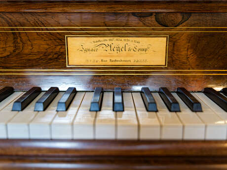 Hervé Billaut et Guillaume Coppola à 4 mains sur le piano ancien du château d'Aulteribe