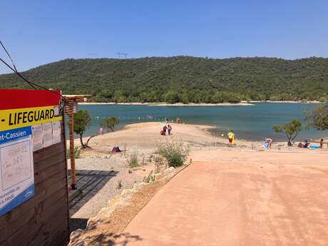 Plage surveillée du lac de Saint Cassien