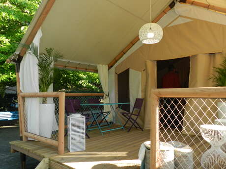 Pasar la noche en un alojamiento Maasai en el camping Le Platin