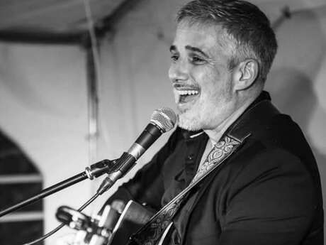 Repas en musique au Bô Bar avec Léo, chanteur des Raspigaous