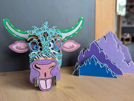 Kreativ-Workshop: „Kuh oder Berg aus Karton“.
