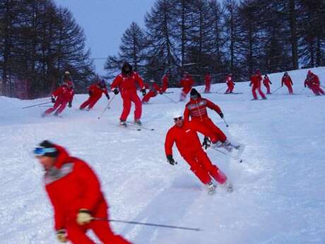 Descente aux flambeaux des moniteurs de l'ESF