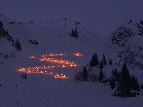 Descente aux flambeaux des moniteurs de l'école du ski français