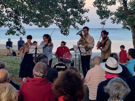 Concert et lecture sur le port de Loix