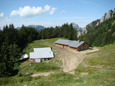 Mont Ouzon hiking trail