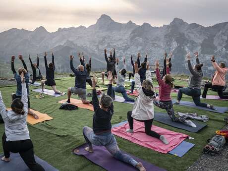 Morning Yoga au sommet du mont Lachat