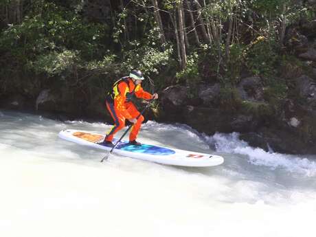 Debout sur ma planche en rivière