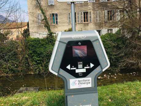 Borne de recharge électrique pour voitures