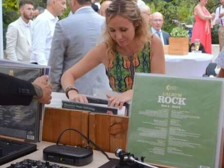 Soirée d'été à la plage : Bar à Vinyles