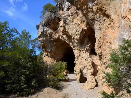 AUPS - Le sentier des grottes