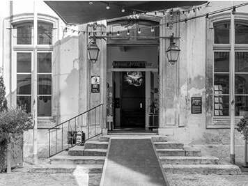 Il étouffe des perroquets