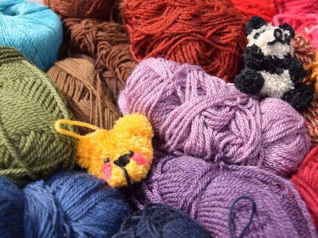 Atelier laine : porte-clef ours pompoms
