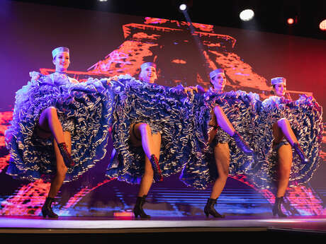 Glissez vous dans les coulisses du cabaret Le Moulin Bleu