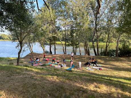Yoga au bord du lac