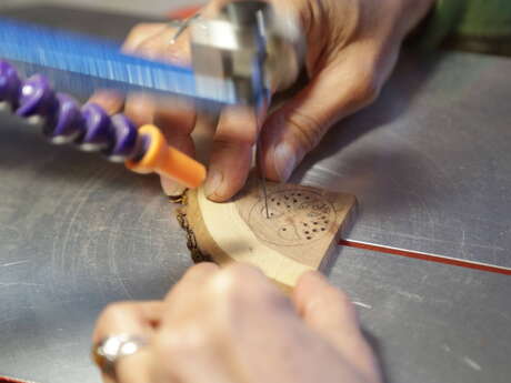 Atelier de fabrication de bijoux en bois