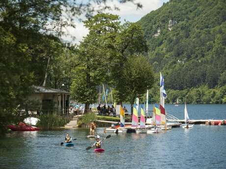 Canoë, yoga kayak, paddle et planche à voile sur le lac de Nantua