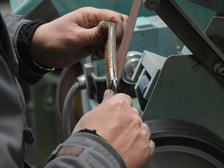 Atelier montage de couteau Laguiole et Le Thiers par Arbalète G.David