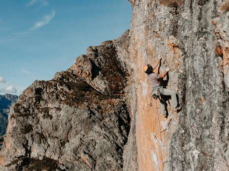 Initiation à l'escalade en falaise pour les ADOS