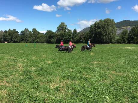 Balade à poney aux Ecuries de Seyne - Les Colombets