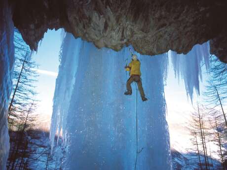 Cascade de Glace avec le Bureau des Guides