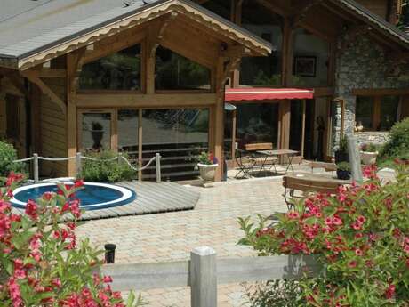 Hotel Au Coin du Feu / Chilly Powder