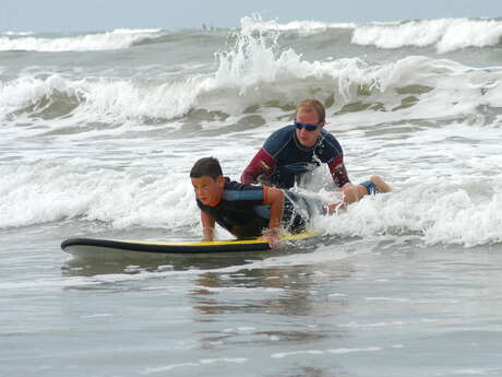 Surfen und Schwimmunterricht zu Hause durch Swim and Surf