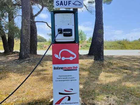 Borne de recharge pour voitures électriques à La Flotte - Intermarché