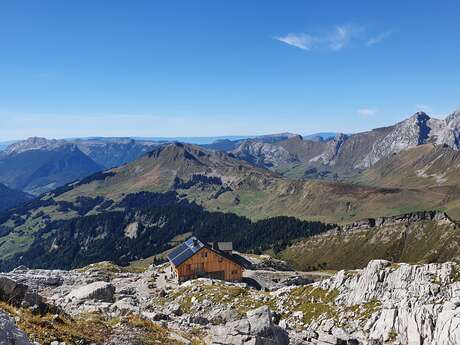 Refuge de la Pointe Percée, par Les Confins