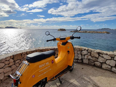 Découvrir les calanques en scooter électrique avec GPS!