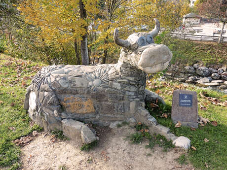 Art vache : sculpture "La Vache aux yeux bleus"
