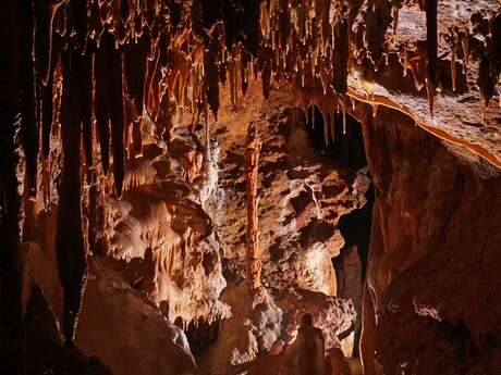 La grotte dans le noir