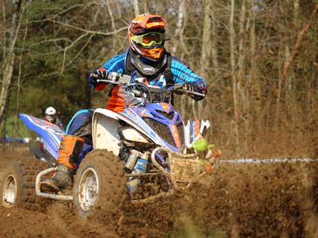 Démonstration de motos et quads sur prairie