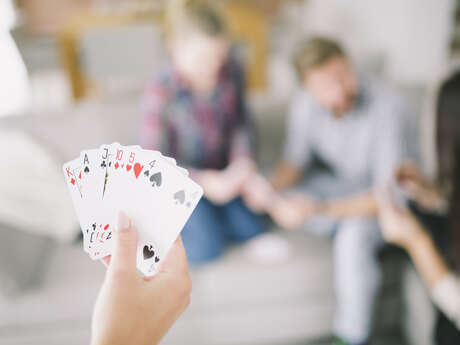 Les amis du jeu et cartes en scène