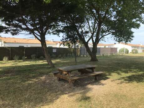 Playground's picnic area