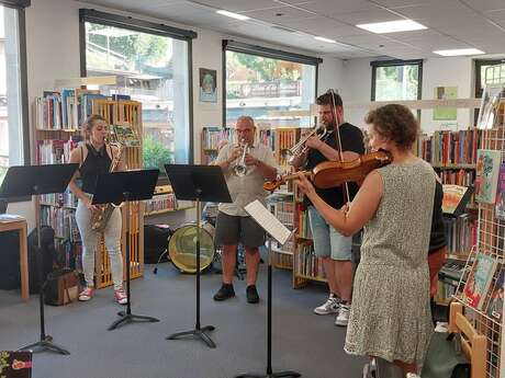 Présentation des instruments de musique à la bibliothèque