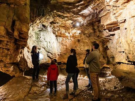 Visite guidée à la lampe torche des grottes de St Christophe