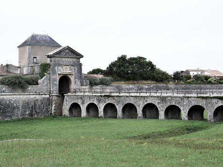 Historischer Rundgang zu Fuß durch die befestigte Stadt Saint-Martin-de-Ré von J&M EVASION Historischer Rundgang zu Fuß durch die befestigte Stadt Saint-Martin-de-Ré von J&M EVASION