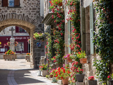 Rondleiding door het dorp Marcolès, "Plus Beau Village de France"" Rondleiding door het dorp Marcolès, "Plus Beau Village de France""