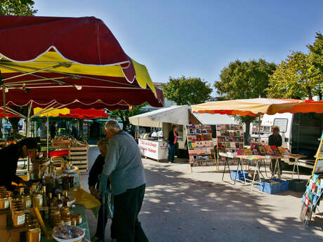 Marché  de la Place des Tilleuls de Sainte-Marie-de-Ré