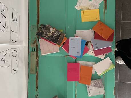 Performance éditoriale des Bras Nus par le groupe d'intervention poétique Les Marquises